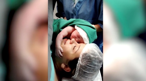 COMEL Bayi  Baru  Lahir  Berpaut Pada Wajah Ibunya Dan Tak 