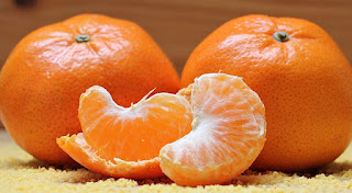 Sumber vitamin C yang baik adalah buah-buahan segar dan sayuran, terutama yang berwarna cerah seperti jeruk, kiwi, stroberi, paprika, dan brokoli