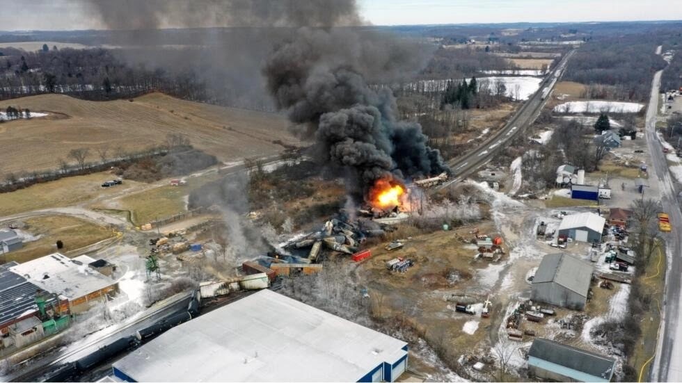 Gran catástrofe ambiental provocada por el descarrilamiento de un tren en Ohio