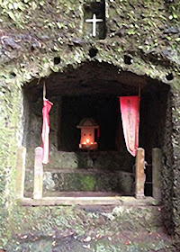 Capela escavada na pedra em Taketa