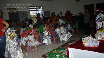 presentes aos alunos da apae