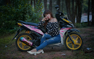 Foto Foto Pose Cewek Sexy Di Atas Motor