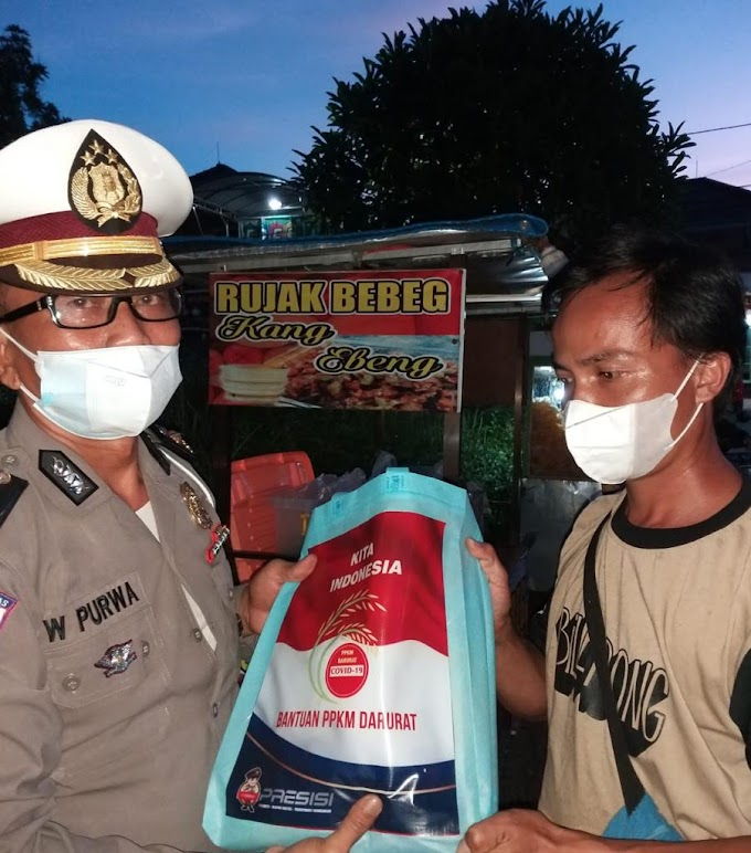 Ditlantas Polda Jatim Bagikan Bansos Bagi Masyarakat Terdampak PPKM