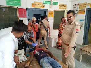#JaunpurNews : तड़पते-तड़पते मर गया युवक, निर्लज्ज लोग बनाते रह गए वीडियो | #NayaSaveraNetwork