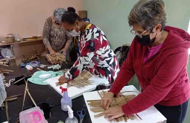 Curso de Trançado em Taboa promove o artesanato e a geração de renda na Ilha Comprida