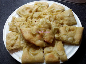 La Rubrica del Lunedì: Pizza alla cipolla con esubero di pasta madre - Monday's Page: Onion pizza with unfed sourdough