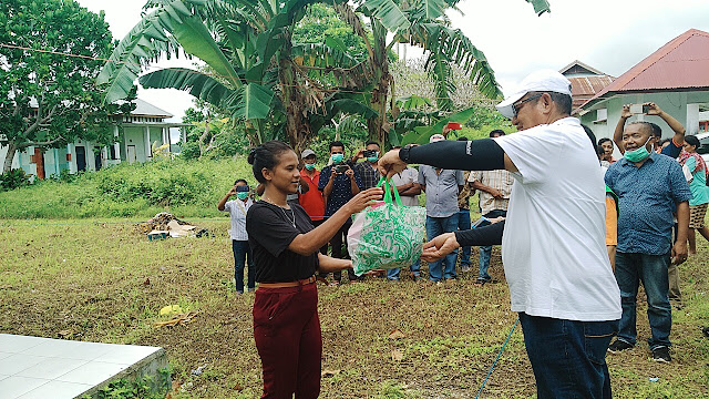 Bupati Maluku Tenggara M. Thaher Hanubun saat menyerahkan bantuan kepada Pelaku Perjalanan di Kecamatan Kei Kecil Barat (KKB)