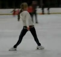 jennette mccurdy sam patinando sobre hielo