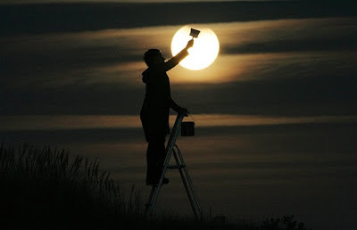 Hombre pintando la luna