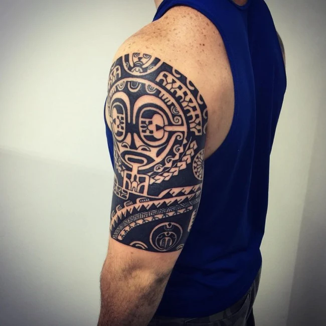 tatuaje en el hombro de dios tiki para hombre