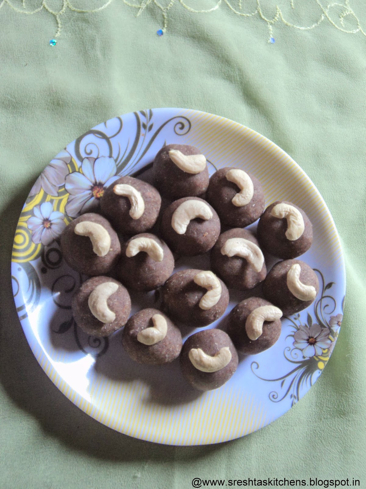 http://sreshtaskitchens.blogspot.in/2014/08/ragi-peanut-laddu.html