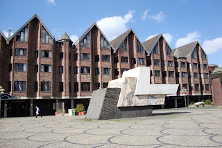 Largo em frente à estação de trem em Mönchengladbach, Alemanha