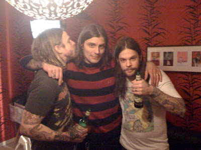 Tattooed love boys: Feffe, Krille, Matte. Tecken på att det var sataniskt Tattooed love boys: Feffe, Krille, Matte. Tecken på att det var sataniskt