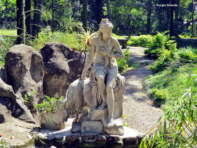 Vista ampla da Escultura Amalteia e a Cabra de Júpiter - Parque Jardim da Luz - São Paulo