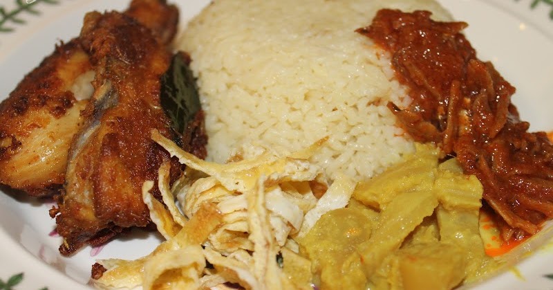 Azie Kitchen: Nasi Lemak Dengan Ayam Goreng Berempah