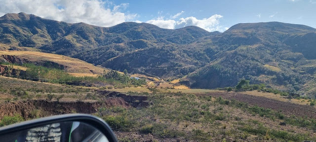 In den nächsten Mai Wochen stehen viele pastorale Expeditionen in entlegene Dörfer in den Bergen Boliviens an. Neben dem Wort Gottes bringe ich auch Schulmaterial für die Kinder und gebrauchte Kleidung für Kinder und Erwachsene mit. Nicht alle Dörfer sind mit dem Auto erreichbar. Besucher aus Europa dürfen mich auf eigene Gefahr begleiten.