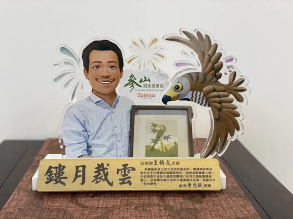 ▲國際野鳥藝術家、國際紙雕大師王楨文老師最近剛售出一幅10萬元作品，但他覺得將作品捐贈，更具意義。（圖／記者林明佑翻攝）