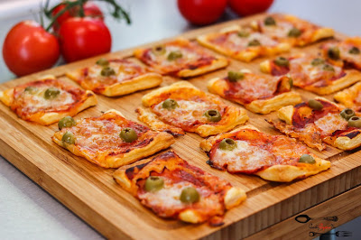 przekąski, przekąski na imprezę, ciasto francuskie, przekąski z ciasta francuskiego, pizzerinki, mini pizze, pizzerinki z mozarellą, pizzerinki z szynką, chleb,