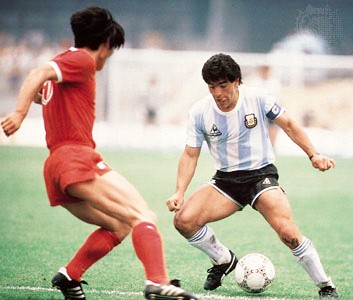 Foto de Diego Maradona jugando de joven