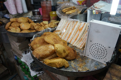 Kue dan snack subuh ini di Terminal bus Jaipur