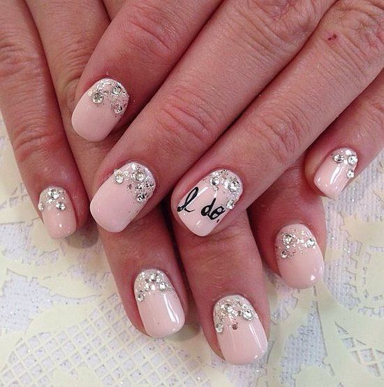 Uñas Rosadas con Brillantes "Sí Quiero".