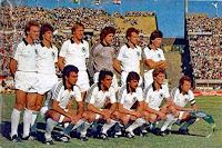 Selección de ALEMANIA FEDERAL - Temporada 1980-81 - Rummenigge, Bonhof, Hrubesch, Schumacher, Briegel, Kaltz; Hansi Müller, Magath, Klaus Allofs, K. Förster y Dietz - ARGENTINA 2 (Ramón Díaz y Kaltz (p.p.)), REPÚBLICA FEDERAL DE ALEMANIA 1 (Hrubesch) - 01/01/1981 - Mundialito de Selecciones, primera ronda - Montevideo (Uruguay), estadio Centenario