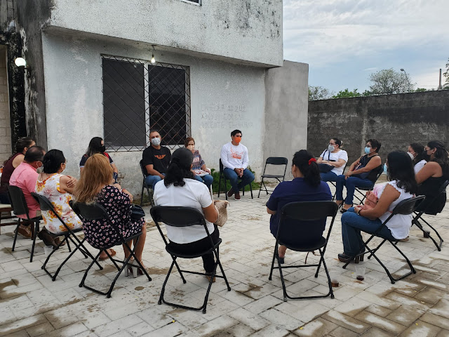 Vamos por una Mérida más justa: Víctor Cervera  Mérida, Yucatán a 22 de mayo de 2021.- “Con el apoyo de la ciudadanía, podemos lograr que Mérida sea una ciudad más justa para todas las personas”, afirmó Víctor Cervera, candidato de Movimiento Ciudadano a la presidencia municipal.  En reunión con maestras de Educación Especial, profundizaron en el tema de la inclusión y la importancia de la visibilidad de las discapacidades para ofrecer un trato justo a las personas que las tienen.  “A veces se piensa que con poner un letrero de discapacidad o pintar una rampa se solucionan las necesidades de las personas con alguna discapacidad, pero en realidad hace falta ir más allá”, dijo Víctor.  Indicó que desde el Ayuntamiento “tenemos que trabajar para desde que salga la persona con discapacidad a la calle puedan trasladarse y hacer sus actividades como toda la ciudadanía, esa es una verdadera inclusión”.  Asimismo, comentó que desde el gobierno municipal, se impulsará el respeto y la tolerancia, pero sobre todo la inclusión social para todas las personas, porque de esa forma es posible avanzar hacia una sociedad más justa.  “Con un Ayuntamiento consciente de sus tareas sociales, que respete y escuche a las y los ciudadanos, tendremos un nuevo trato para la gente, uno que nos tome en cuenta por igual, sin discriminaciones y que responda a las necesidades de cada sector de la comunidad”, dijo.  “Mérida puede ser una ciudad realmente justa con todas las personas que vivimos aquí, si tomamos conciencia de que los derechos y oportunidades deben ser iguales para todos. Todo empieza con voluntad, y nosotros vamos a hacerlo”, dijo.