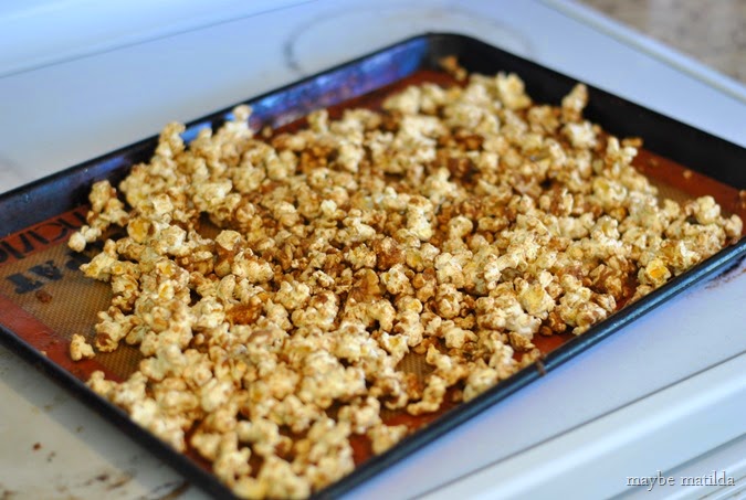 Lightened Up Cinnamon Bun Popcorn // www.maybematilda.com