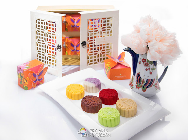 All the handmade mooncake will be packed in vibrant gift boxes encased with a butterfly motif