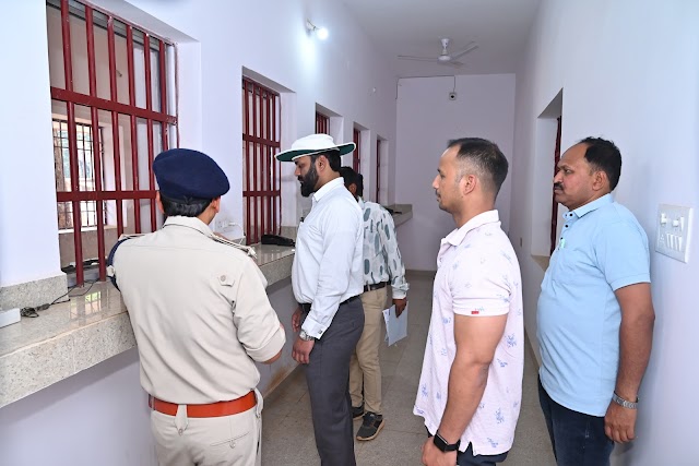 खबर पत्रवार्ता : कलेक्टर रोहित व्यास ने SP के साथ किया जिला जेल का आकस्मिक निरीक्षण ,मोबाइल, नशीली पदार्थ और अवैध समान नहीं रखने की सख्त हिदायत दी गई।