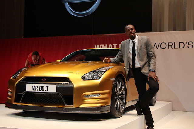 Usain Bolt ganha Nissan GT-R dourado, feito exclusivamente para ele! 