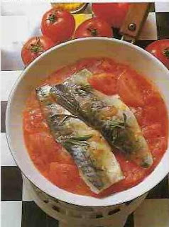 Smażone filety z makreli z sosem pomidorowym na białym talerzu