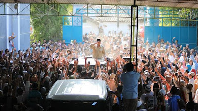 Kedatangan Prabowo Disambut Hangat KH Ahmad Saini, Pengasuh Ponpes Attauhidiyah Giren