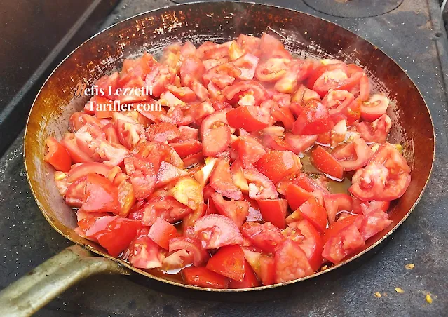 tavada doğranmış domates