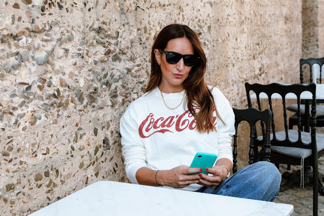 Fashion South con sudadera de Coca Cola de Zara y gafas Rayban Wayfarer