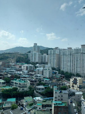 오피스텔 내부에서 보이는 주변 풍경