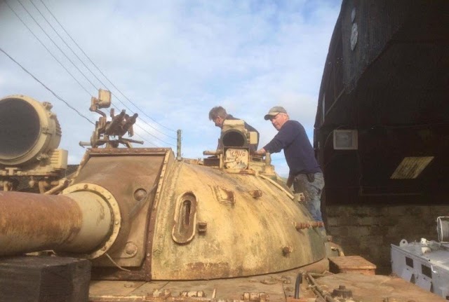 Ingleses compram tanque de guerra e acham barras de ouro escondidas no blindado