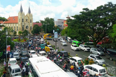 Malang Now : Macet, Sumpek, Panas, Akibat Kurang Transportasi Publik yang murah & memadai + kredit kendaraan bermotor sangat terjangkau (pasangmata.detik.com)