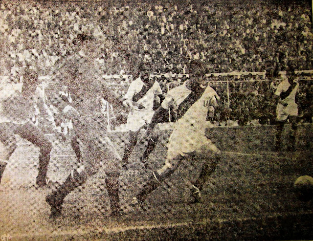 Di Stéfano acosado por Fleming. SELECCIÓN DE PERÚ 1 SELECCIÓN DE ESPAÑA 3 Domingo 10/07/1960. Partido internacional amistoso. Lima, Perú, estadio Nacional: 65.000 espectadores.