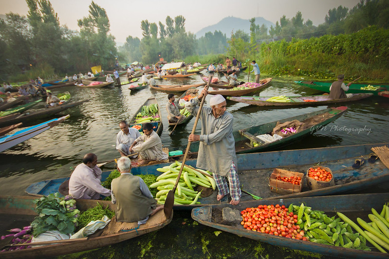 Floating vegetable market on Dal Lake
