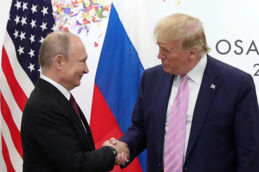 Encontro entre o ditador da Rússia, Vladimir Putin, e o presidente dos EUA, Donald Trump, à margem da cúpula dos líderes do G20 em Osaka, Japão, em 2019 (Foto: EFE/ Michael Klimentyev/sputnik/kremlin)