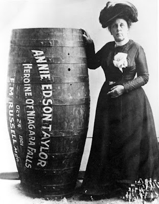 Fotografía de Annie Edson Taylor con el barril con el que se lanzó a las cataratas del Niágara