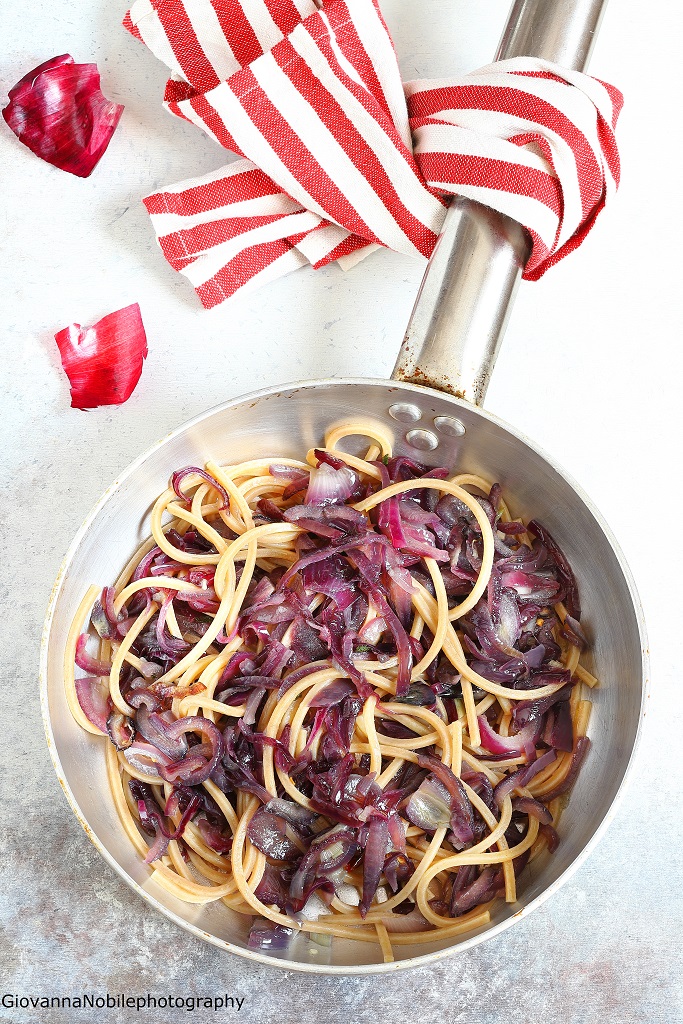 Spaghetti integrali con sugo di cipolle rosse