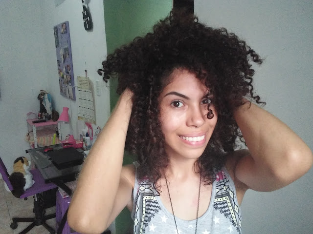 COMO DEIXAR SEUS CACHOS COM BASTANTE VOLUME POR KAHENA KÉVYA, cachos, cabelo cacheado, cabelo cacheado com bastante volume, cachos com volume, como deixar o cabelo cacheado sem marcação, blog kahena kévya, kahena kévya, kahena, canal kahena kevya, 