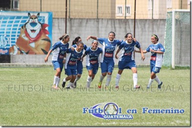 festejo de anotadora y equipo unifut. (3)