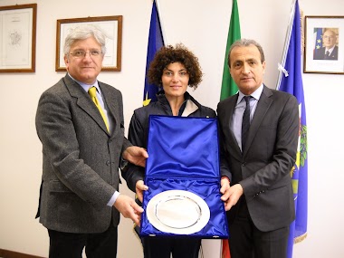 Clarissa Claretti riceve il premio dell'A.O.N.I.