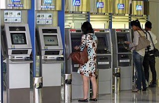 cara transfer uang lewat atm bca ke bank lain, cara transfer uang lewat atm bca ke bri, cara transfer uang lewat atm bca ke mandiri, cara transfer uang lewat atm bca beserta gambar, cara transfer uang tunai lewat atm bca, cara transfer bca ke bca via m-banking, cara transfer bca lewat teller, cara mengambil uang di atm bca