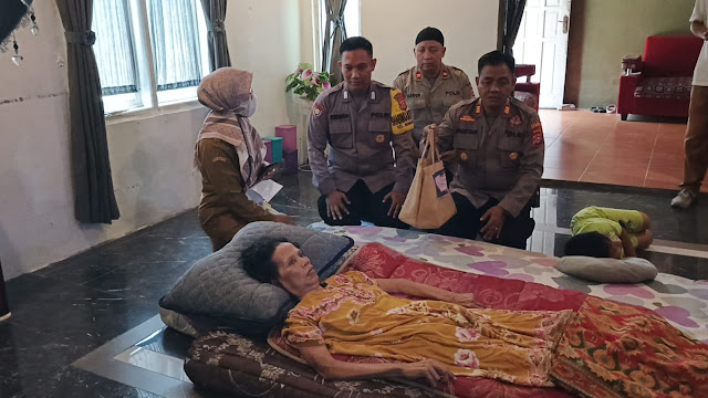 Polisi polsek Cilegon sapa masyarakat