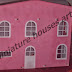 Casa rosa de madeira média 