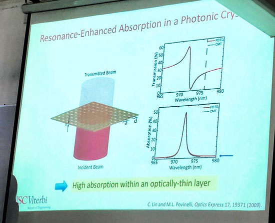 Professor Povinelli explains how nanostructure on the same size of the wavelength works (Source: Palmia Observatory)